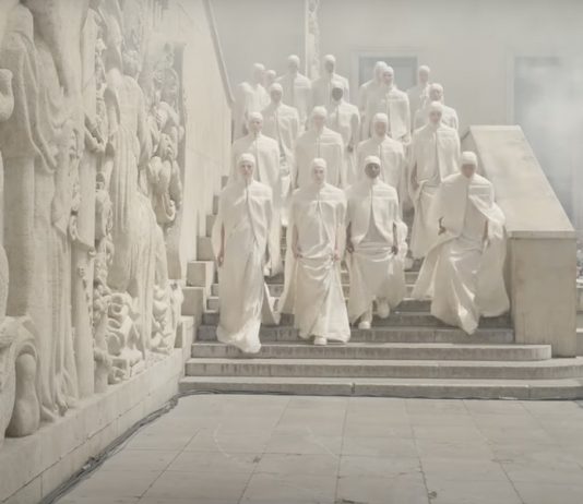 Da Armani a Rick Owens: cinque mostre di moda da non perdere questa primavera