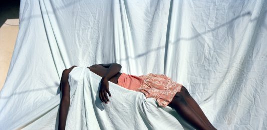 Fotografia come memento mori. Le inquietudini di Viviane Sassen in mostra alla Collezione Maramotti viviane sassen