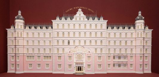 L’universo simmetrico di Wes Anderson in mostra al Design Museum di Londra
