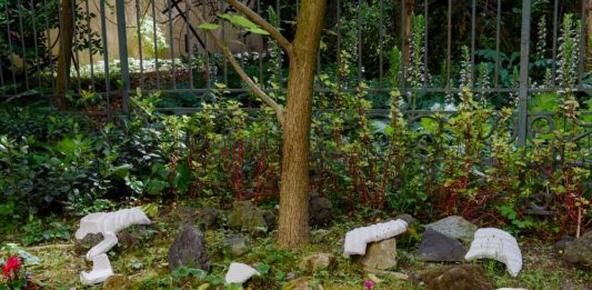 L’arte di Miho Tanaka abita in ciò che resta ai margini: la mostra a Napoli Miho Tanaka, Into the din, veduta della mostra, Andrea Nuovo Home Gallery, Napoli, 2025