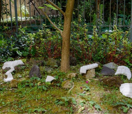 L’arte di Miho Tanaka abita in ciò che resta ai margini: la mostra a Napoli Miho Tanaka, Into the din, veduta della mostra, Andrea Nuovo Home Gallery, Napoli, 2025