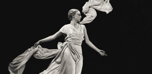 L’eleganza sospesa: Roma celebra la fotografia di George Hoyningen-Huene, tra classicità e avanguardia George Hoyningen-Huene Palazzo Braschi