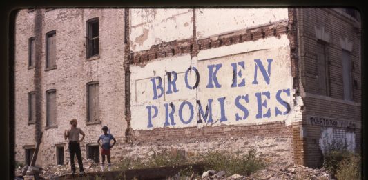 John Fekner, il poeta elusivo dell’arte urbana di New York in mostra allo SpazioC21 di Reggio Emilia