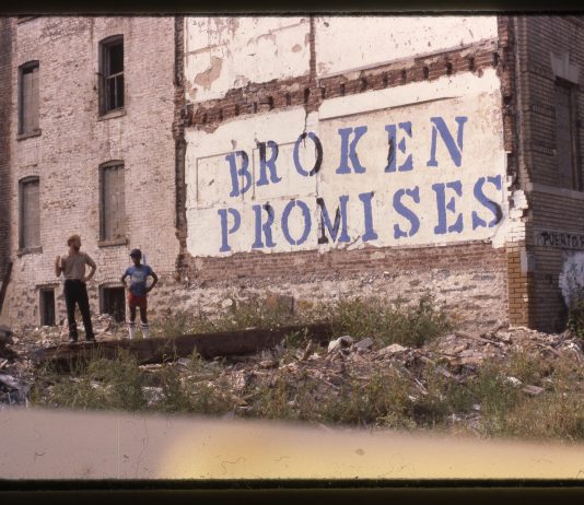 John Fekner, il poeta elusivo dell’arte urbana di New York in mostra allo SpazioC21 di Reggio Emilia