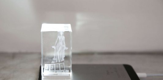 Una mostra a Milano indaga la mitologia contemporanea del piacere e del senso di colpa