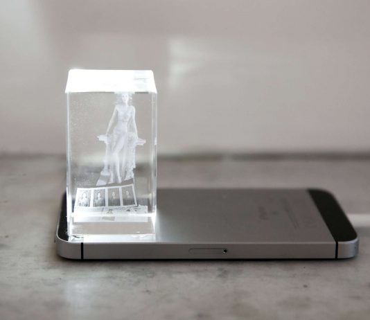 Una mostra a Milano indaga la mitologia contemporanea del piacere e del senso di colpa