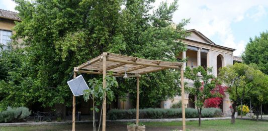 Respirare è un’opera d’arte: l’installazione di Bruna Esposito a Roma Bruna Esposito, Altri Venti – Scirocco, veduta dell'installazione, Giardino dell’Ospitale Santa Francesca Romana, Roma, 2025