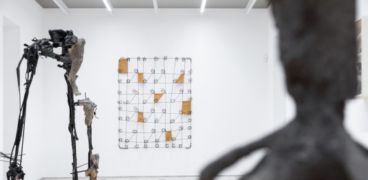 La materia scultorea è vibrante, corporale. Alla Fondazione Bonollo Paloma Proudfoot e la quarta collettiva dalla collezione