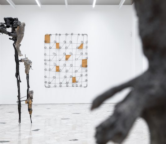 La materia scultorea è vibrante, corporale. Alla Fondazione Bonollo Paloma Proudfoot e la quarta collettiva dalla collezione