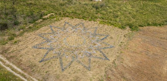 Intessere relazioni: l’opera di Silvia Scaringella al Parco Archeologico di Segesta Silvia Scaringella, I fili del sole, Parco Archeologico di Segesta, 2025