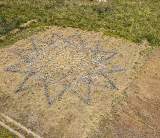 Intessere relazioni: l’opera di Silvia Scaringella al Parco Archeologico di Segesta Silvia Scaringella, I fili del sole, Parco Archeologico di Segesta, 2025