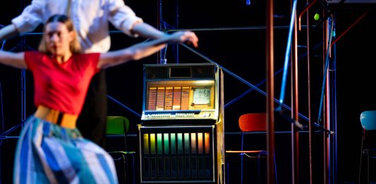 Lo spettacolo di un tempo sospeso: un ricordo al presente di Micha van Hoecke