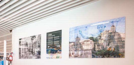 Il viaggio come geografia emotiva, nelle immagini di Davide Bramante Davide Bramante, Aerea, veduta della mostra, Aeroporto di Roma Fiumicino Leonardo da Vinci, 2025