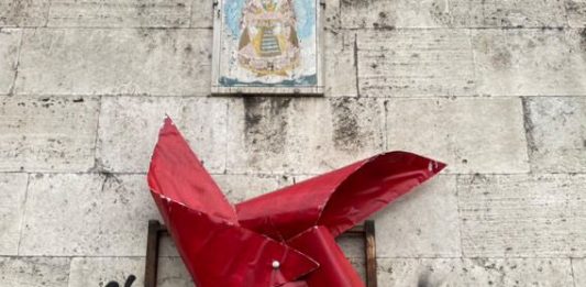 A Roma, girandole rosse per i bambini colpiti dalle guerre: intervista al collettivo DAC roma girandola frafra