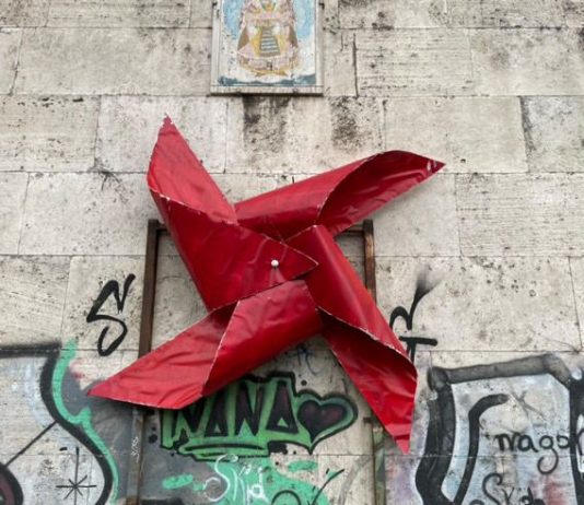 A Roma, girandole rosse per i bambini colpiti dalle guerre: intervista al collettivo DAC roma girandola frafra
