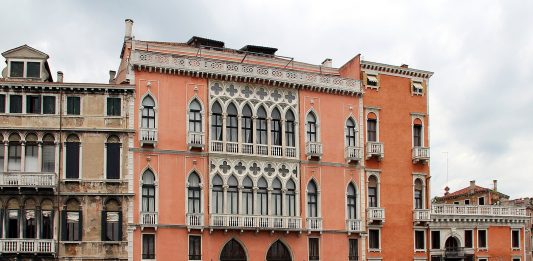 Venezia, Dries Van Noten trasforma Palazzo Pisani Moretta in spazio d’arte