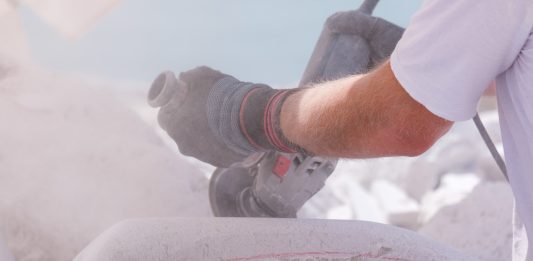 ScoglieraViva 2025: a Caorle entra nel vivo il simposio di scultura a cielo aperto