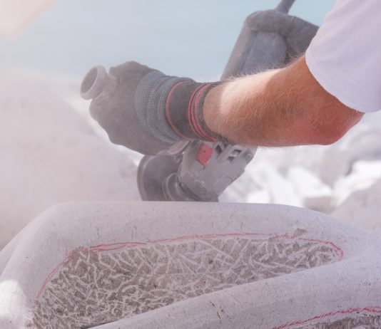 ScoglieraViva 2025: a Caorle entra nel vivo il simposio di scultura a cielo aperto