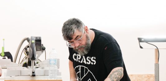 «Penso di aver solo perfezionato l’imperfezione»: Jacopo Benassi racconta la sua residenza a Palazzo Ducale di Genova