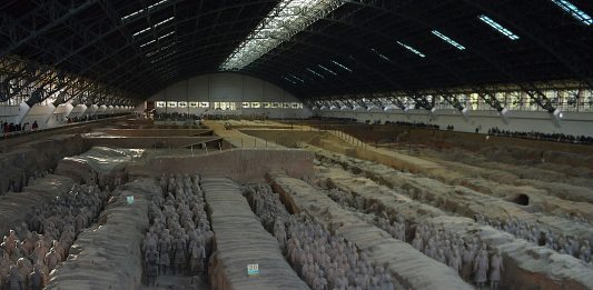 Cina, un turista ha distrutto due statue dell’Esercito di Terracotta