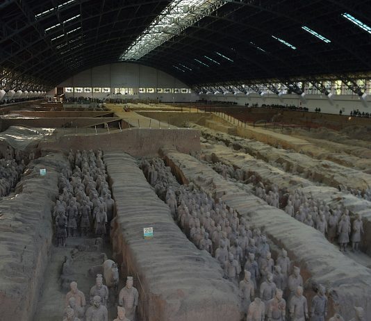 Cina, un turista ha distrutto due statue dell’Esercito di Terracotta