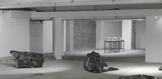 I CANEMORTO sono scomparsi: a Roma la Fondazione Nicola Del Roscio diventa un teatro dell’assurdo canemorto