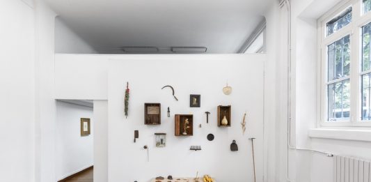 Le giovani generazioni raccolgono l’eredità di Claudio Costa: la mostra a Milano canepaneri