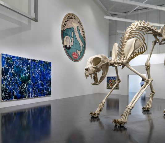 Maurizio Cattelan dalla A alla Z: la grande mostra al Pompidou-Metz in dialogo con la collezione permanente cattelan pompidou