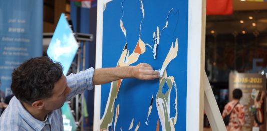 Sfogliare la carta, un’azione per la terra: la performance di Silvio Coiante per la FAO