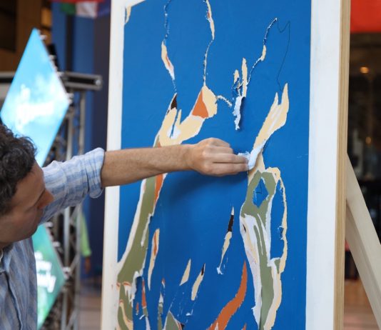 Sfogliare la carta, un’azione per la terra: la performance di Silvio Coiante per la FAO