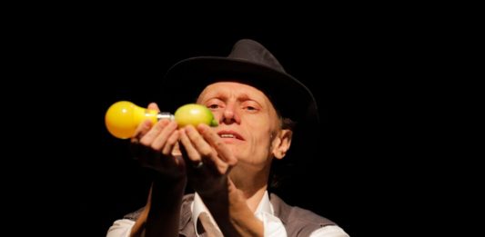 Mostra la tua ferita: il teatro di Michelangelo Dalisi rilegge l’eredità di Joseph Beuys Michelangelo Dalisi, Controimmagini, ph. Ivan Nocera