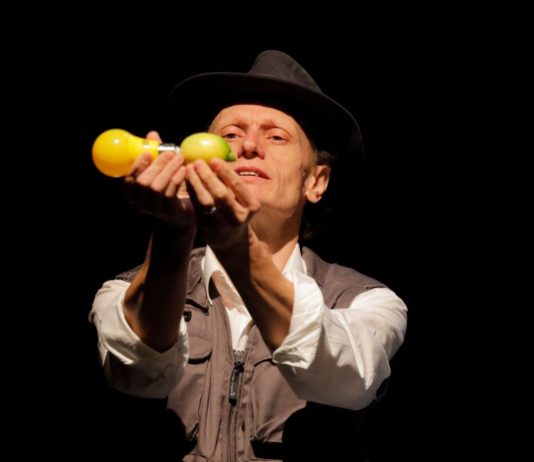 Mostra la tua ferita: il teatro di Michelangelo Dalisi rilegge l’eredità di Joseph Beuys Michelangelo Dalisi, Controimmagini, ph. Ivan Nocera