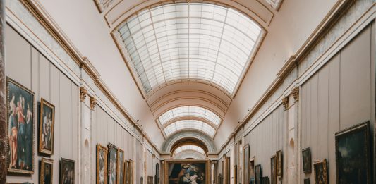 Il Louvre aumenta il prezzo del biglietto. Ma solo per i visitatori non europei Il Louvre di Parigi