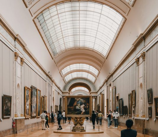 Il Louvre aumenta il prezzo del biglietto. Ma solo per i visitatori non europei Il Louvre di Parigi