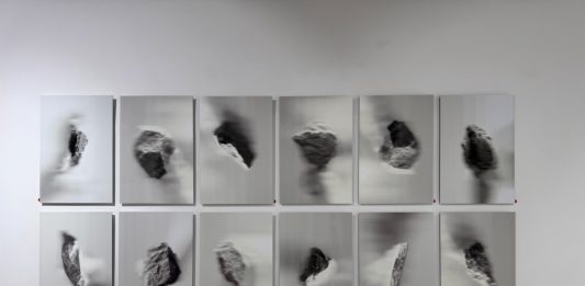 Il sisma di Amatrice, tra paesaggio e memoria collettiva, nell’archivio di Gianna Parisse Gianna Parisse, Brevemente risplendiamo sulla terra, veduta della mostra, Galleria Heimat, Roma, 2025