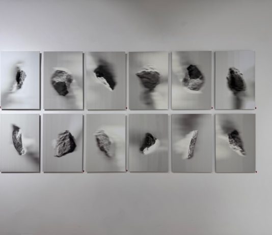 Il sisma di Amatrice, tra paesaggio e memoria collettiva, nell’archivio di Gianna Parisse Gianna Parisse, Brevemente risplendiamo sulla terra, veduta della mostra, Galleria Heimat, Roma, 2025