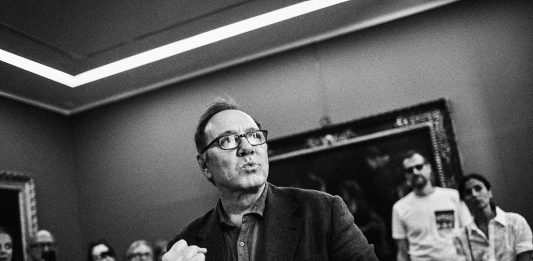 Kevin Spacey tra poesia e arte antica: il racconto della performance alla galleria BVK di Milano Kevin Spacey