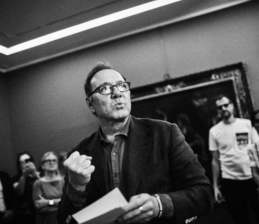 Kevin Spacey tra poesia e arte antica: il racconto della performance alla galleria BVK di Milano Kevin Spacey