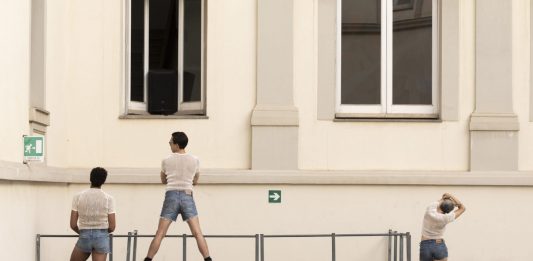 I primi 20 anni del Madre di Napoli: come l’arte ha trasformato un museo Adam Linder, Rub Up on Madre, Museo Madre, Napoli, 2025, ph. Amedeo Benestante