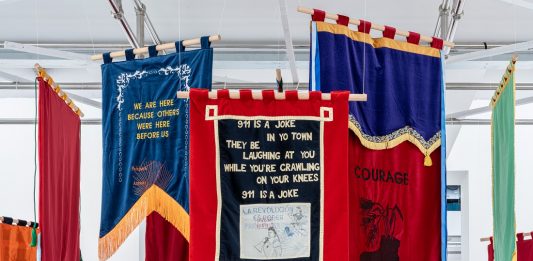 Le trame sociali e politiche del tessuto: il MAXXI l’Aquila racconta l’arte tessile