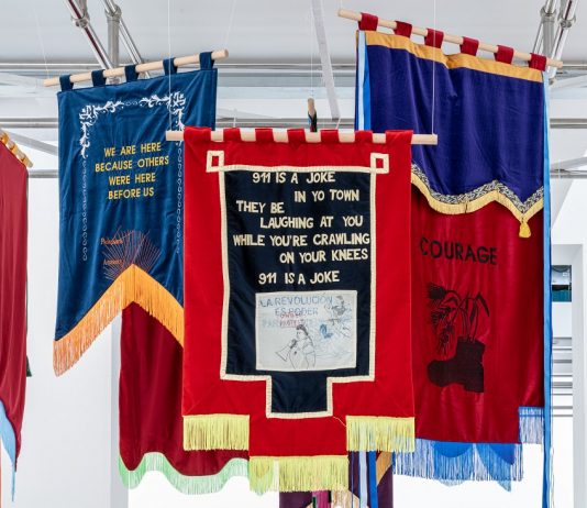 Le trame sociali e politiche del tessuto: il MAXXI l’Aquila racconta l’arte tessile