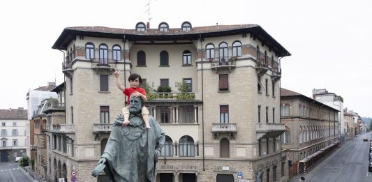 Le mostre della GAMeC, le installazioni di Maurizio Cattelan in città: l’estate bergamasca all’insegna dell’arte e della provocazione cattelan