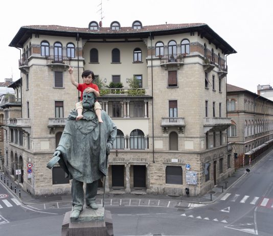 Le mostre della GAMeC, le installazioni di Maurizio Cattelan in città: l’estate bergamasca all’insegna dell’arte e della provocazione cattelan