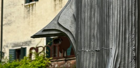 Alice Channer, una scultura tra natura e artificio: l’opera arriva a Venezia Alice Channer, Megaflora (2021), Museo di Storia Naturale Giancarlo Ligabue, Venezia, 2025