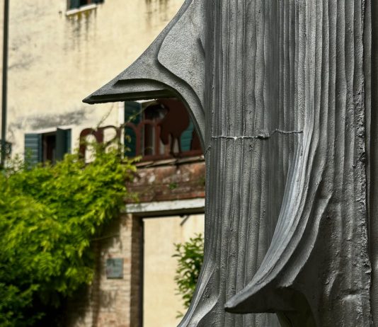 Alice Channer, una scultura tra natura e artificio: l’opera arriva a Venezia Alice Channer, Megaflora (2021), Museo di Storia Naturale Giancarlo Ligabue, Venezia, 2025