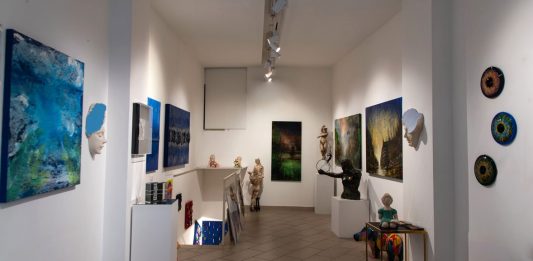 Time Spent Loving: il tempo presente, nelle opere di 23 artisti alla SyArt Gallery di Sorrento Time Spent Loving, veduta della mostra, SyArt Gallery, Sorrento, 2025