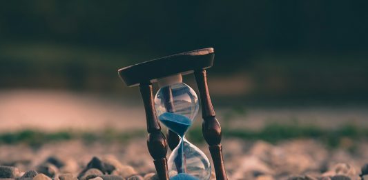 In un tempo fagocitato dai media, l’arte può ancora salvarci? cronofagia