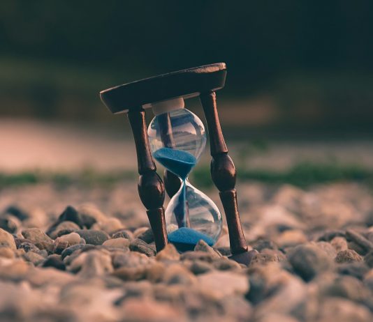 In un tempo fagocitato dai media, l’arte può ancora salvarci? cronofagia