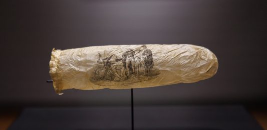 Al Rijksmuseum di Amsterdam, in mostra un antico preservativo decorato