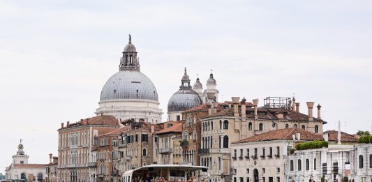 Dal Futurismo al Guggenheim di Venezia: la lunga storia del legame tra arte, cibo e vino